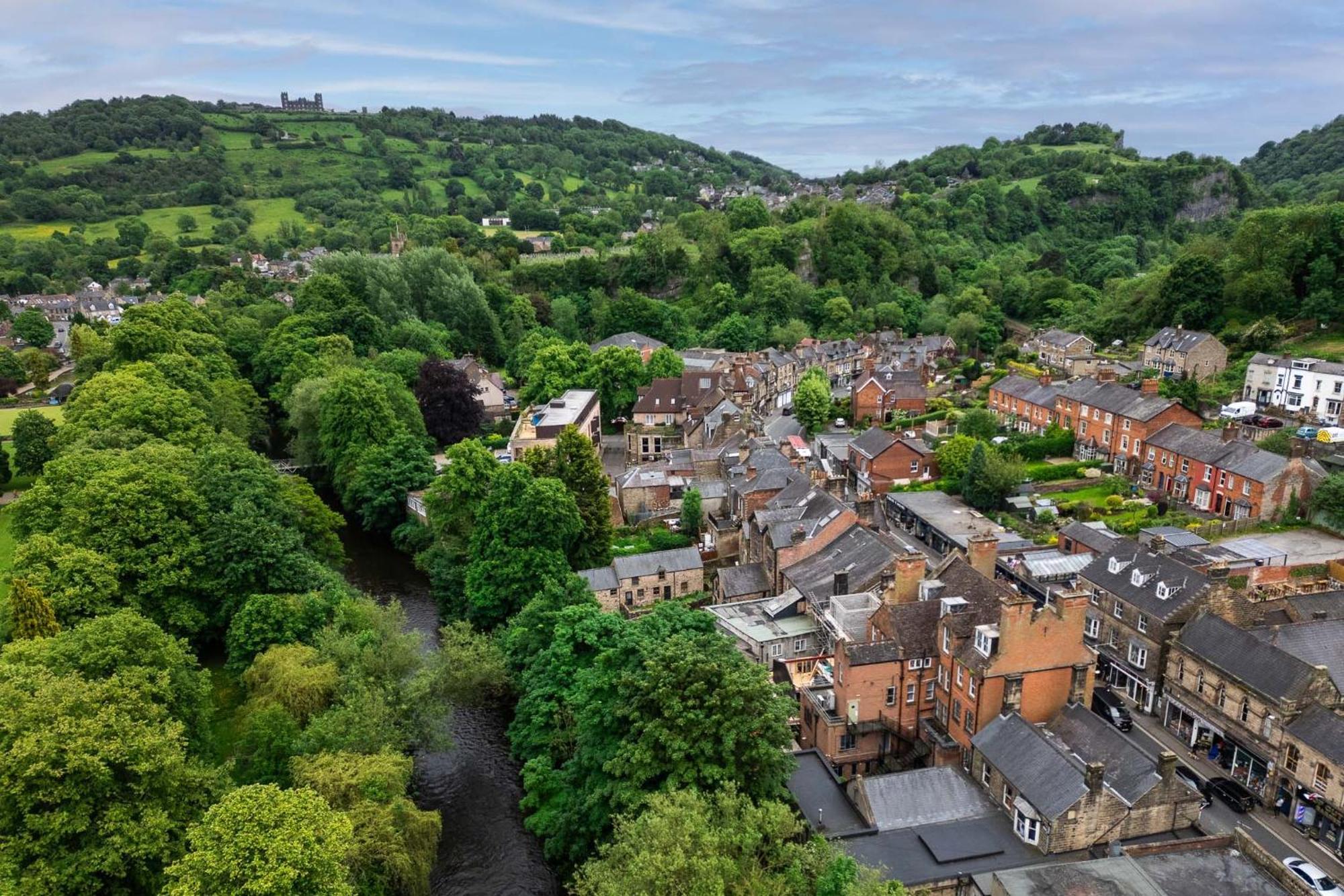 Spacious Retreat With River Views Near Peak District Matlock  Exterior foto